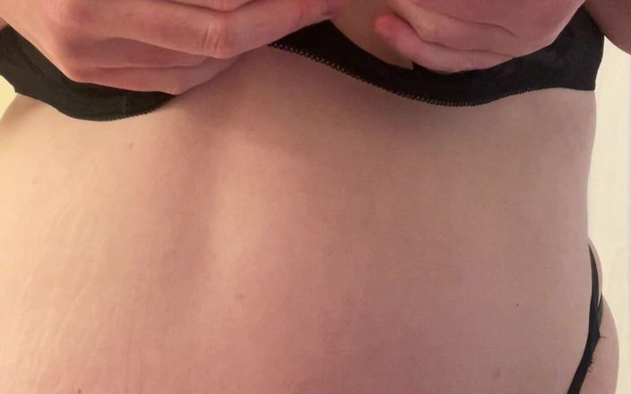 Milked4U: 用冰块摩擦我乳白色的奶子，让我的乳头超级坚硬！