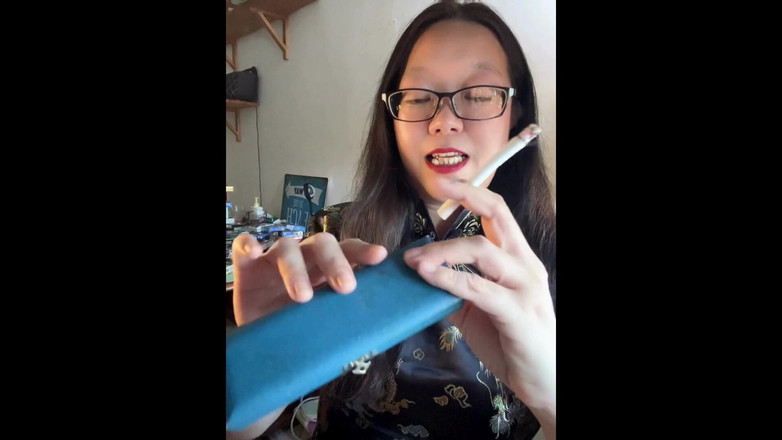 Smoking Asian: Азіатські зізнання для ланцюгів: куріння 3 сигарет у сексуальному шовковому чонгсамі та довгому тримачі сигарет