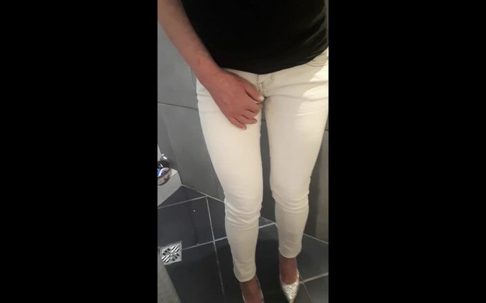 Aqua Pola: Zoufalé močení v White Jeans a Higheel