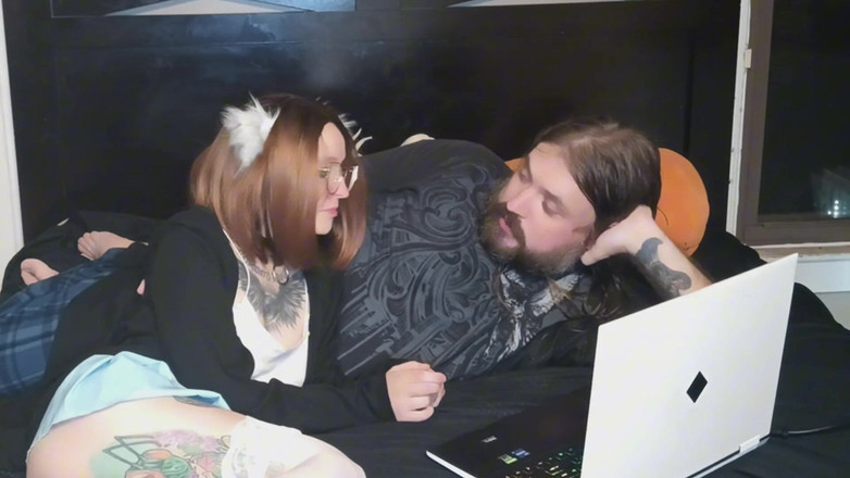 Haven Moss: Cosplay evli kadın kocasını yaramaz video oyunu oynarken yakaladı