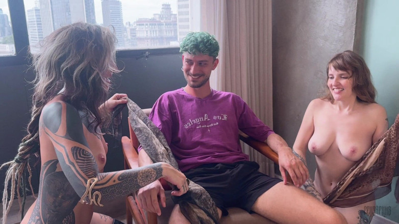 Fever Films: ピーカーが発見された...そして、二人のホットな女の子がセックスするのを見るための椅子に座る席を勝ち取った - パート1