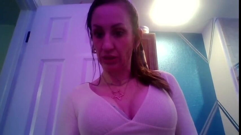 Zoey Portland: Napalona dziewczyna pociera swoją cipkę, gdy mężczyźni nie patrzą