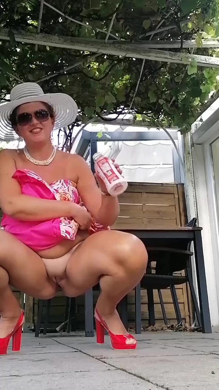 Nelly_Honey: Pisse dans la bouteille