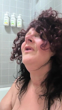 Dieser mutherfucker jagte sie zur toilette n wichst ihr ins gesicht