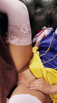 Dolce ragazza in costume viene scopata nella sua figa rasata bagnata