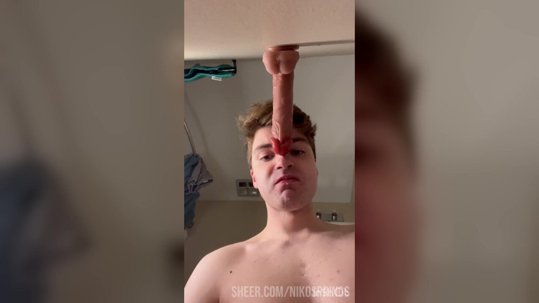 Niko Springs: Twink Affamato Di Cazzo Sbava Sul Dildo Gigante!