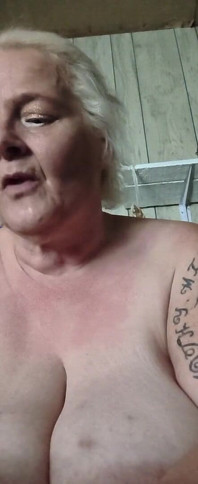 그녀의 젖탱이를 핥고 손가락을 빨아