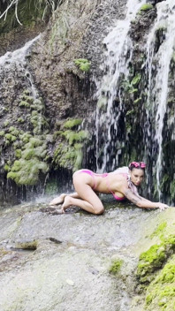 Monika Fox w różowym bikini i nago w wodospadze i jaskini