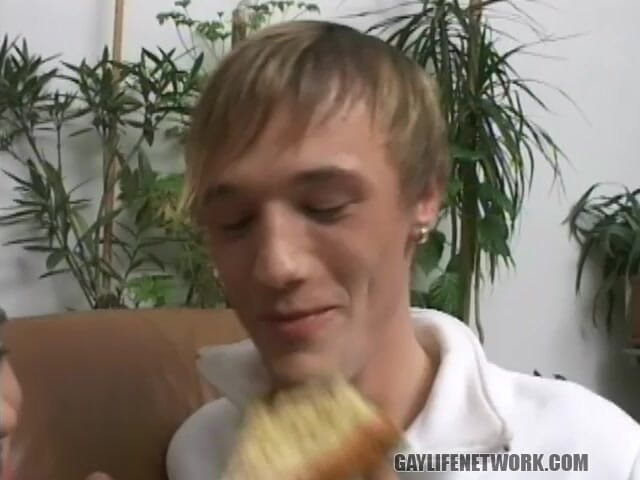 Gay Life Network: Camilan twinks di makanan &amp; satu sama lain