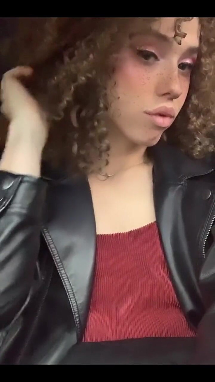 Tia Tizzianni Productions: 有人为我的女朋友付钱