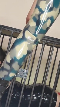 Latexoffizier fickt seine latex-gefangenen mit einem strap-on