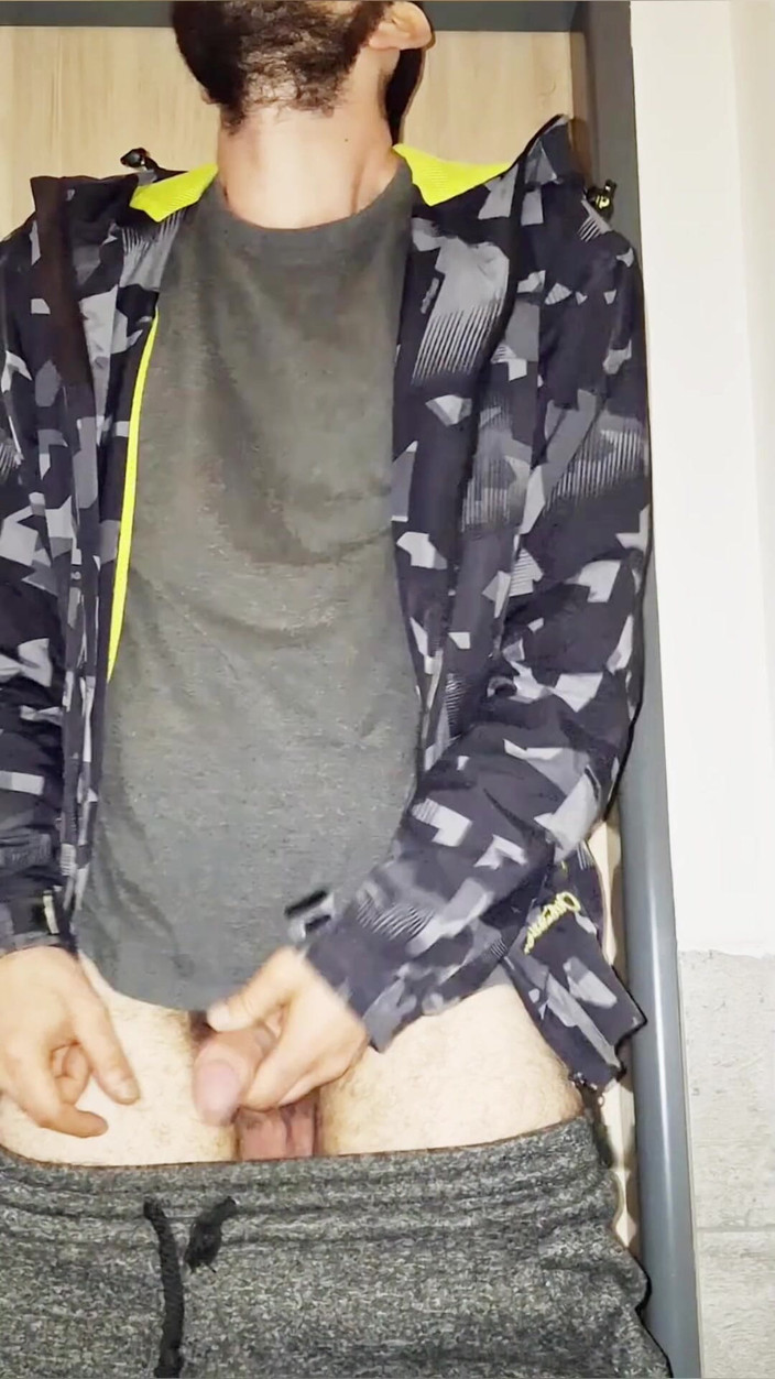 jerkofflover: Quando Inizio a Lavorare La Mattina Presto, Faccio Pipì Nei...