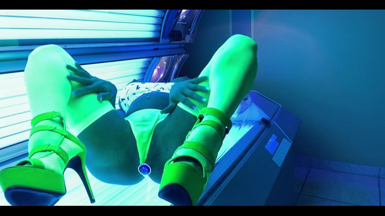 Musclemama4u: Ever Wonder What Goes on in Those Tanning Booths?