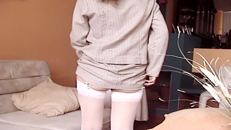 Ardientes69: 퇴근 후 상사와 함께 부서에 가서 섹스하기 전에 자위하는 마누라