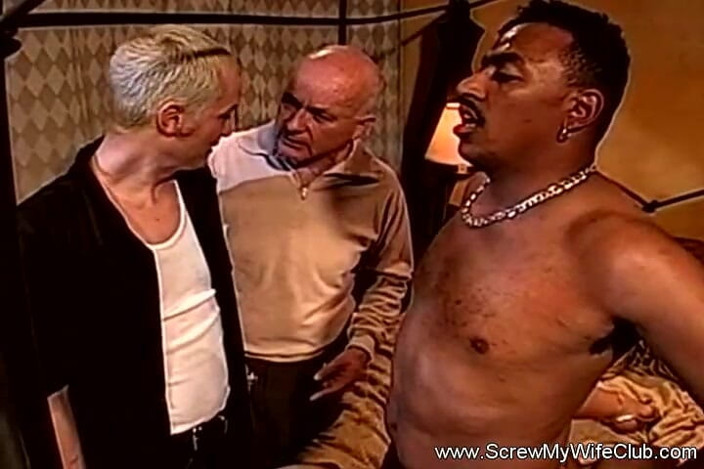 Screw My Wife Club: Une grosse bite noire pour une femme blonde à gros nichons