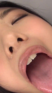 POV 비디오! 입과 혀 관찰의 셀카 - 시오토리 스즈