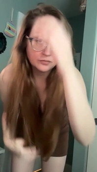 Meine langen haare werden gebürstet, meine haarbürste wird gefickt