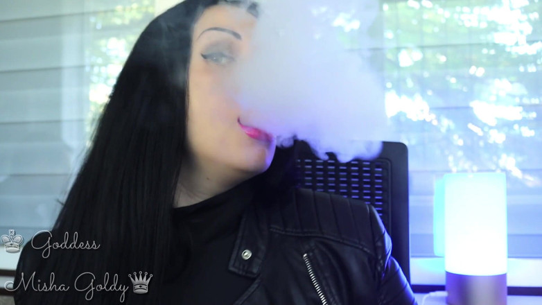 Goddess Misha Goldy: Sborro per la mia grande seduzione viola e grande fumo...