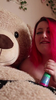 Awek montel comel mengongkek Teddybear besarnya