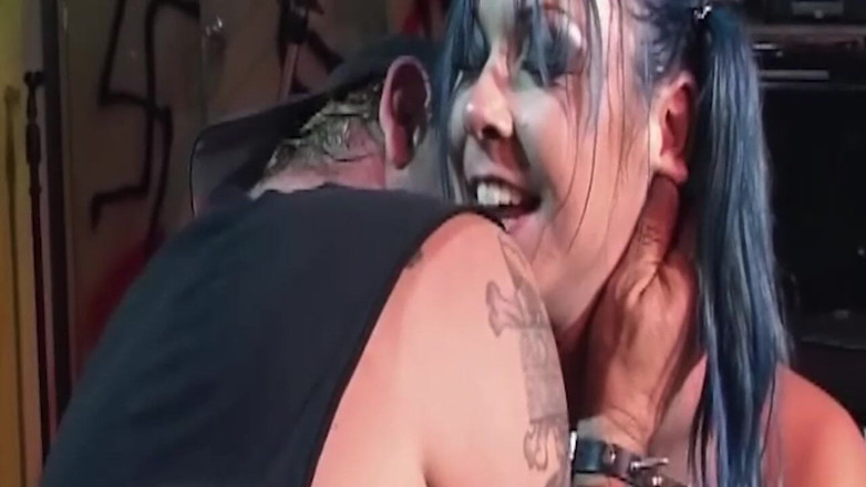 Bangora clips: La miLF dai capelli blu si strozza duramente sul cazzo...
