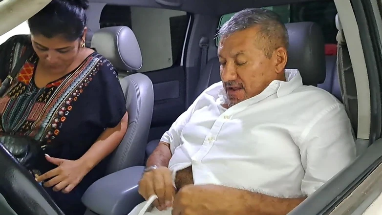 Aly: Aly ger honom en salivär avsugning i bilen, hon är bäst...