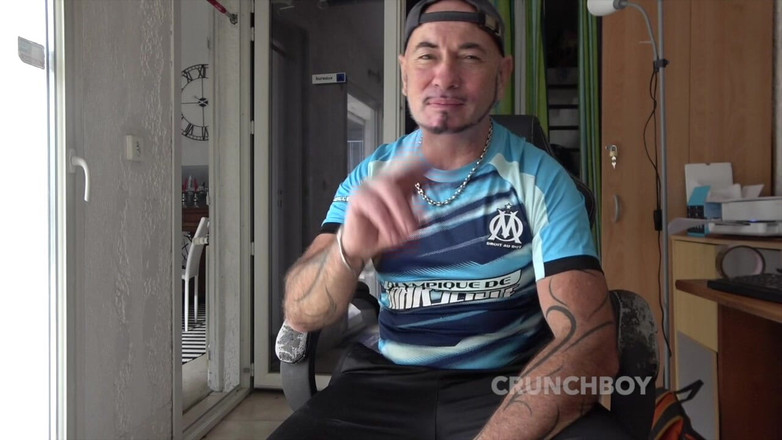 Bitch Girl Video: Kacau oleh dua pria dengan pantat