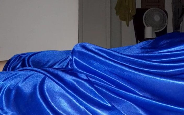 Naomisinka: Masturbation, éjaculation dans de la lingerie en satin bleu et soie