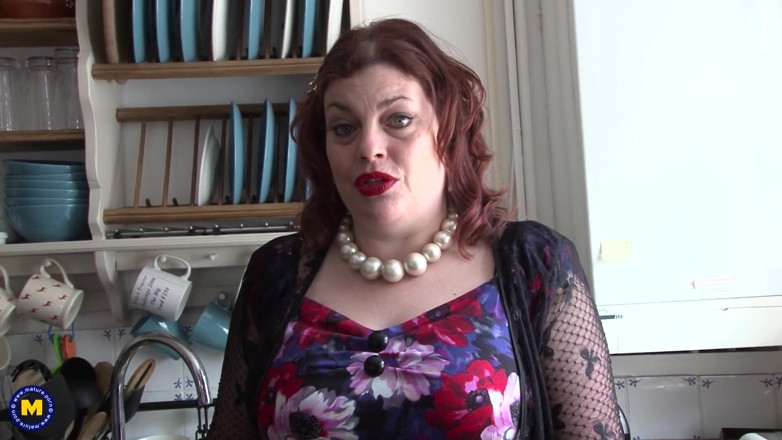 Mature Solo NL: Chubby mature rubs clit