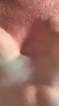 Petits seins, tétons longs