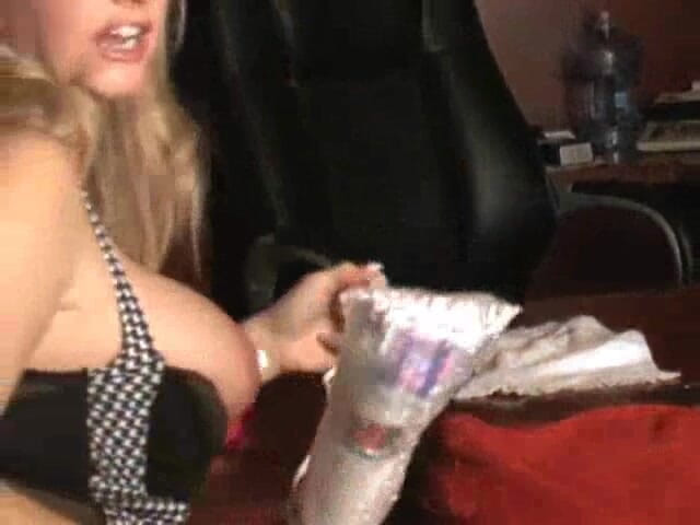 Vicky Vette: First Camshow of the Year!