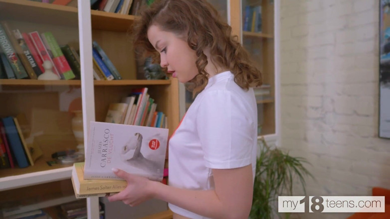 My 18 Teens: My18teens - la belle Julia Morozzi doigte sa chatte poilue