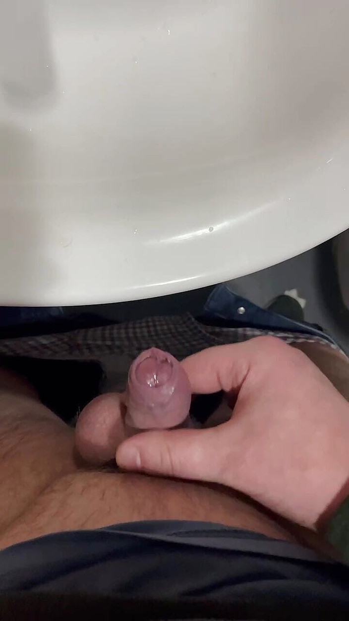 Young cum: Zakar Besar Rusia melancap zakar cantiknya sudut pandangan dekat