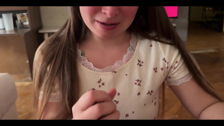 Loly Lola: 섹시한 이복 누이의 깊은 오럴, 입으로 긴 자위, 더러운 이야기