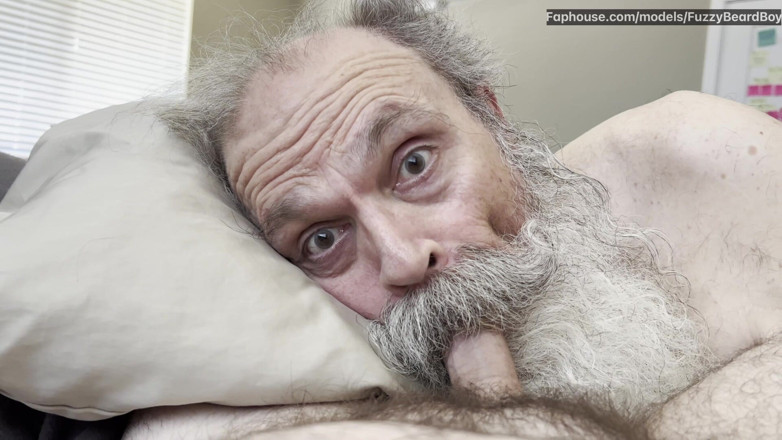 FuzzyBeardBoy: 老胡子吹箫者直接从他的阴户上承受巨大的负担