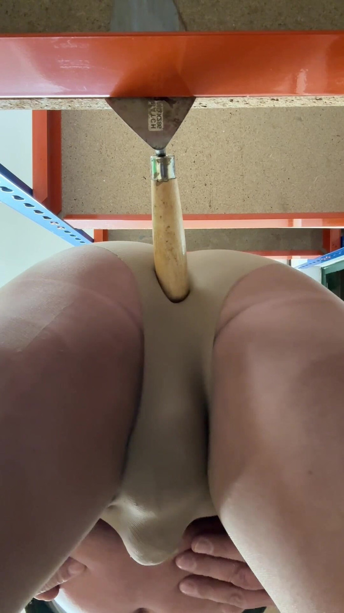 Kellycd2022: Kellycd2022, travesti sexy, joue avec des collants tôt le matin