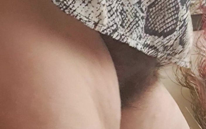 Mommy big hairy pussy: Без трусиків під сукнею