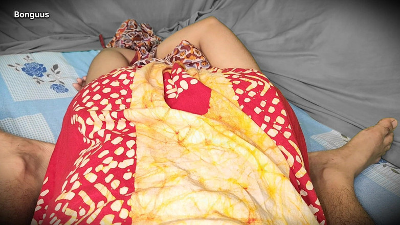 Riya Bonguus: Ibu tiri lagi asik footjob sebelum ngentot memeknya yang berbulu