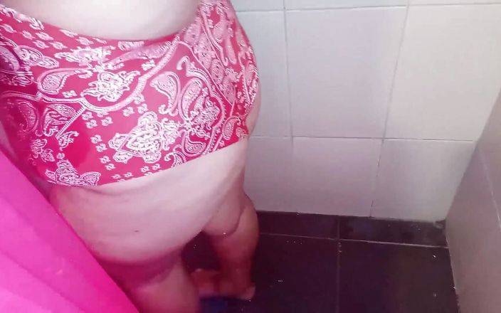 Amateur 69 Hot: Я поставил свою камеру в ванной, чтобы увидеть, как моя мачеха мастурбирует, а затем она вызывает меня, чтобы помочь ей трахнуть ее