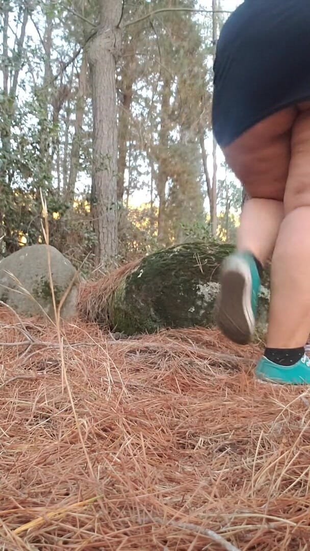 Riderqueen: Une belle-mère adore le cul dans la forêt