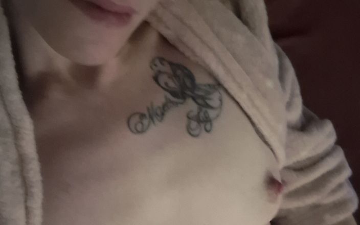 debsdoesje: Playing with Pussy..