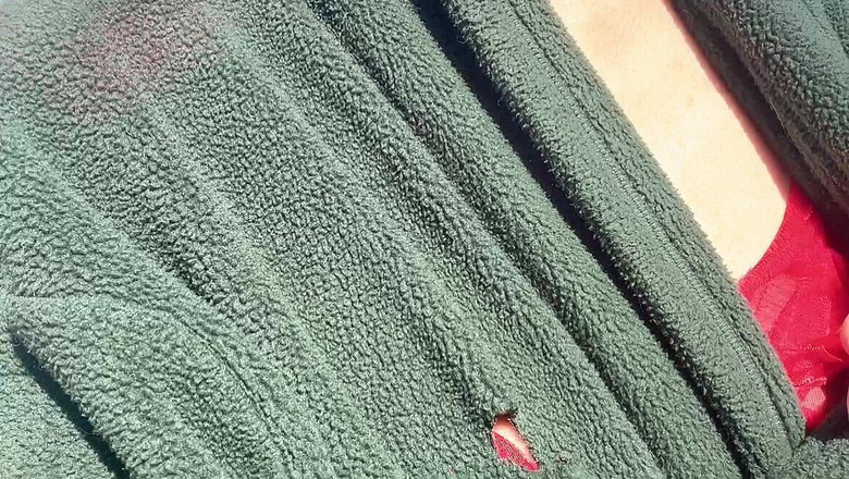 sweethanajapanese: 来自青少年哈娜毛茸茸的小阴户的大雨地上的特殊视频是这个