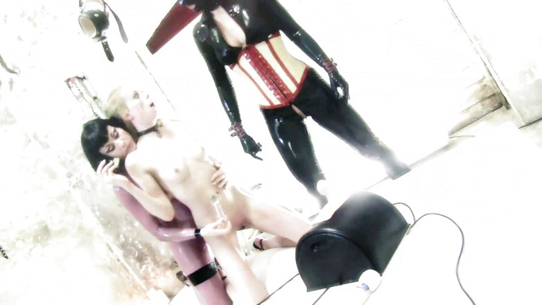 Porn XN: Si blonde jalang diikat dalam seks bertiga untuk tunduk kepada...