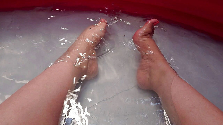 DanaDom20: Chơi trong nước mith chân của tôi