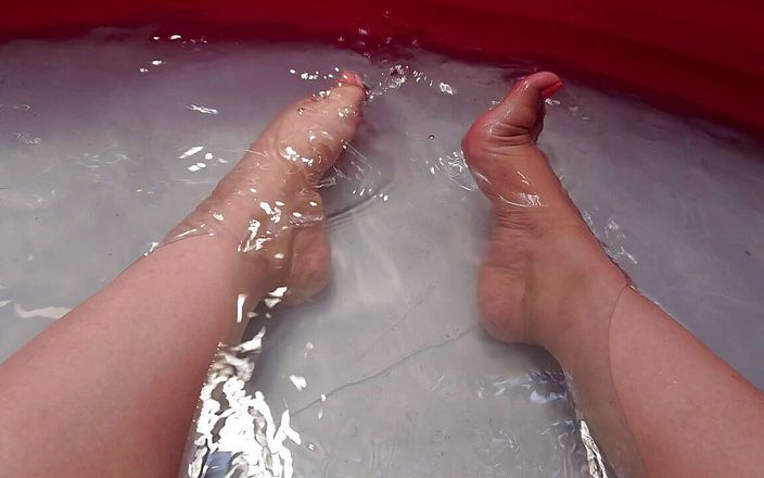 Dana Dom: Brincando na água mith meus pés