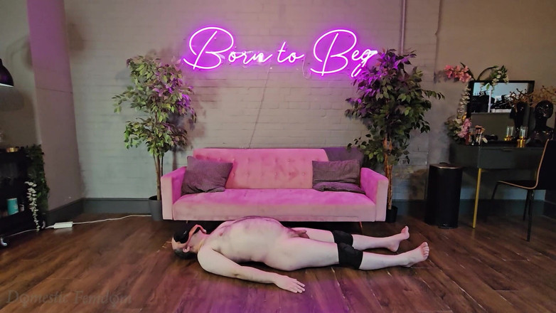 Domestic femdom: スパンキング・ソックスニッファー