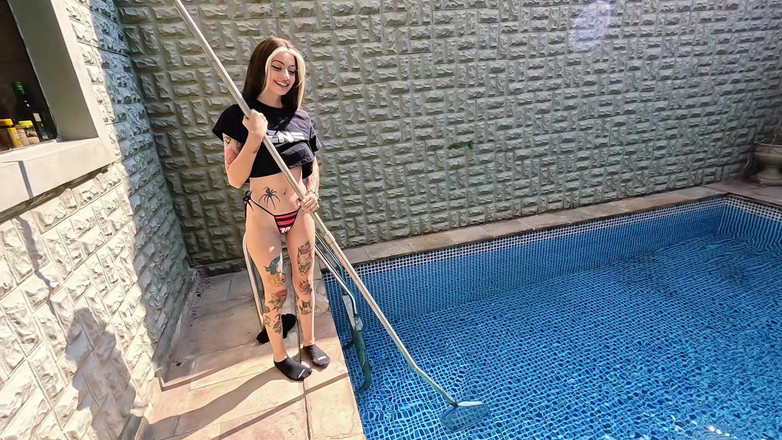 QroZne Studios: Zne Taboo - une demi-sœur aide dans la piscine [scène complète
