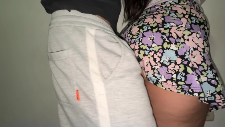 CoupleOfHotSins: Orang asing menyentuh skirt orang asing dengan batangnya dan dia...