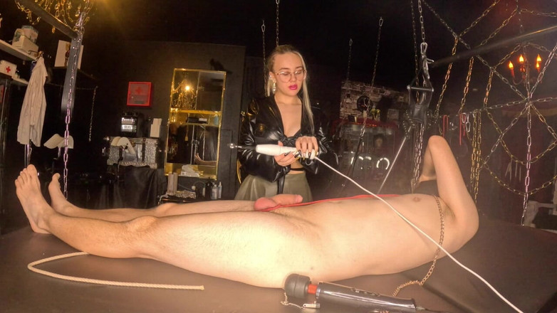 Queen_of_BDSM: Payudara ilahiku membuatmu menyemprotkan! Saat aku pergi!
