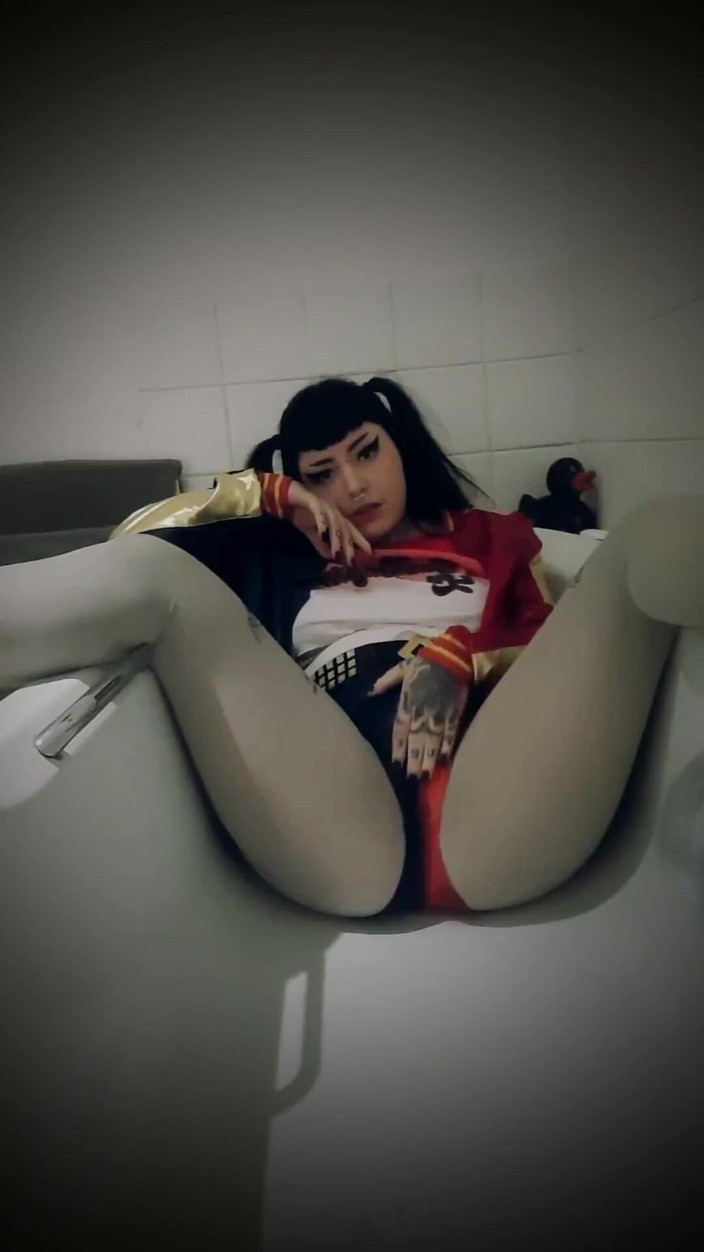 Yourfavecumslut: Харлі Квінн писяє у ванні