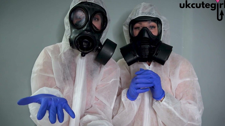 UKCuteGirl Lucy Lauren: Gas Mask narsen haathon se leteks dastane vaali chikitsa upchaar...
